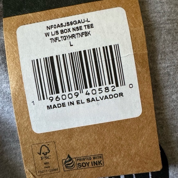 THE NORTH FACE • Heather Grey Women’s Long Sleeve Box Tee - Picture 5 of 5